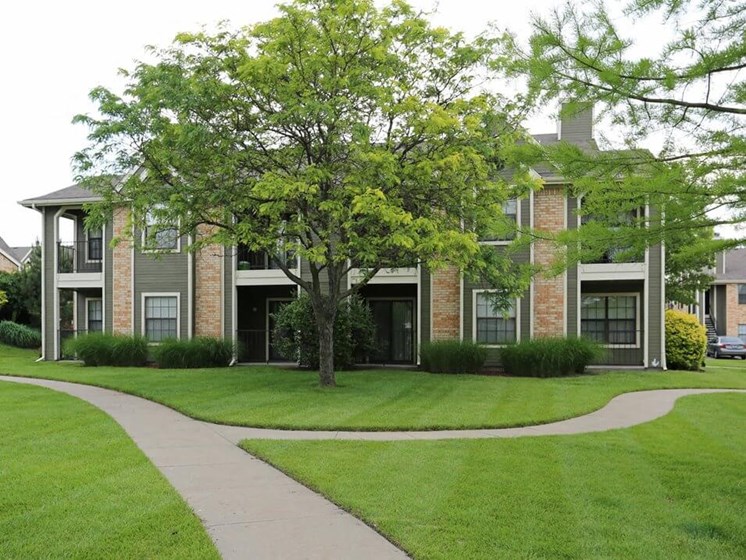 Topeka KS apartments with spacious grounds